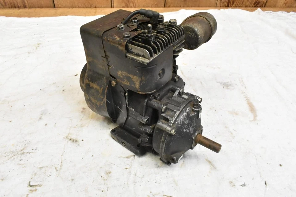 Vintage Briggs & Stratton 3 HP Small Gas Engine With Gear Reduction 80252 - Image 4 of 4