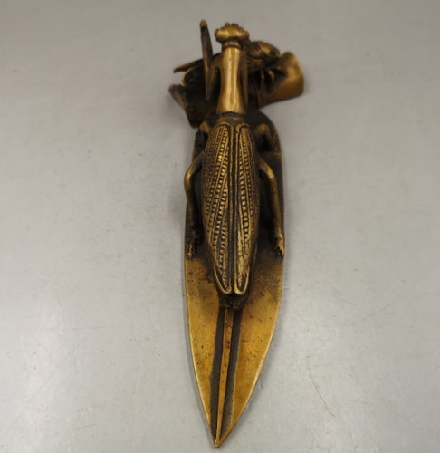 Antique brass paperweight mantis catching cicada paperweight study ornament - Picture 2 of 6