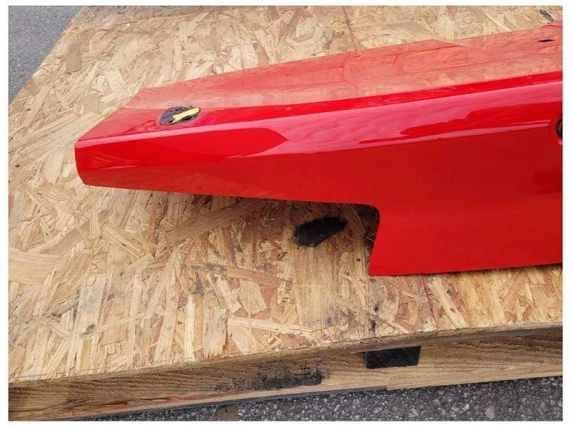 Chevrolet Camaro SS 2019-2020 cubierta trasera tapa maletero sin alerón pintura rojo C124 Foto 3 de 4