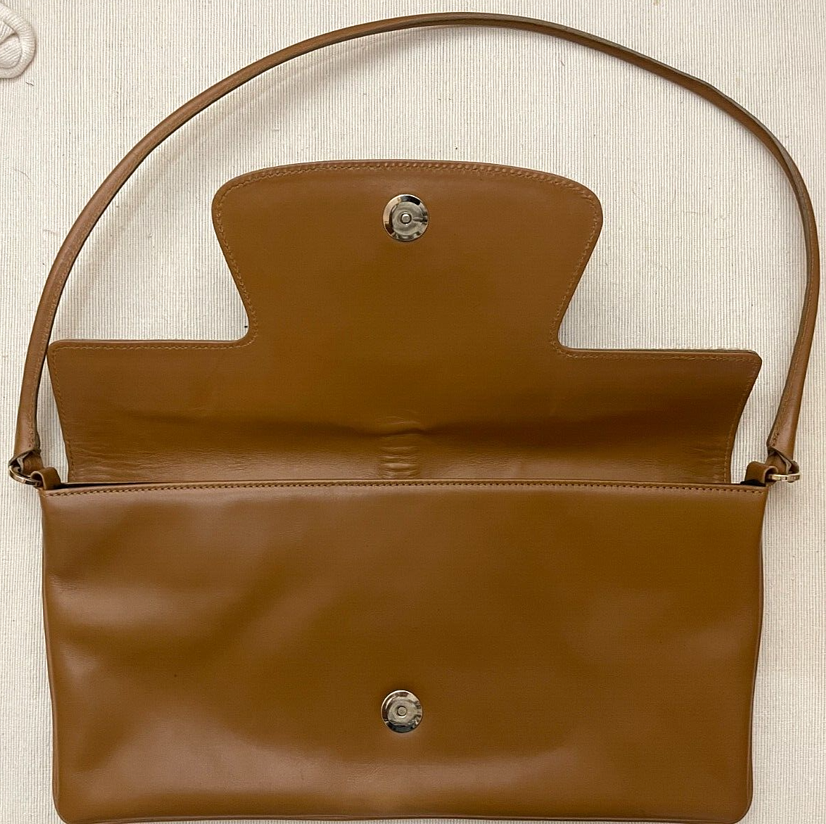 PONY Escada Borsa a tracolla con patta e logo in pelle marrone capelli di cavallo (C 021)