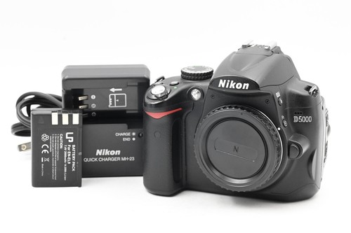 Nikon D5000 12.3MP Digital SLR Kamera Body #697
