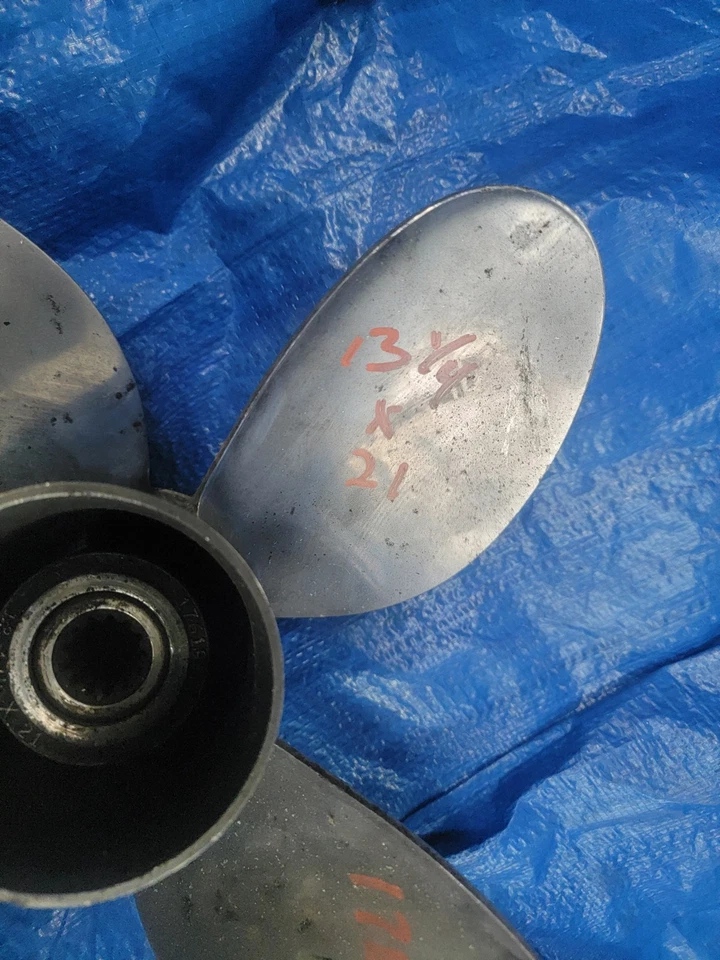 OMC  Johnson Evinrude 4 Blade 13 3/8ths X 17 Pitch Stainless Steel Prop  176196 - Image 3 of 4