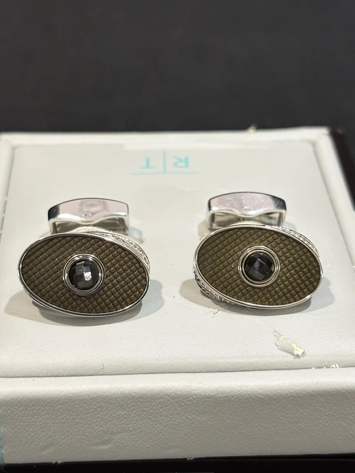 Giratorio de fibra de carbono ovalado RT London Tateossian con gemelos de ónix negro Foto 3 de 4