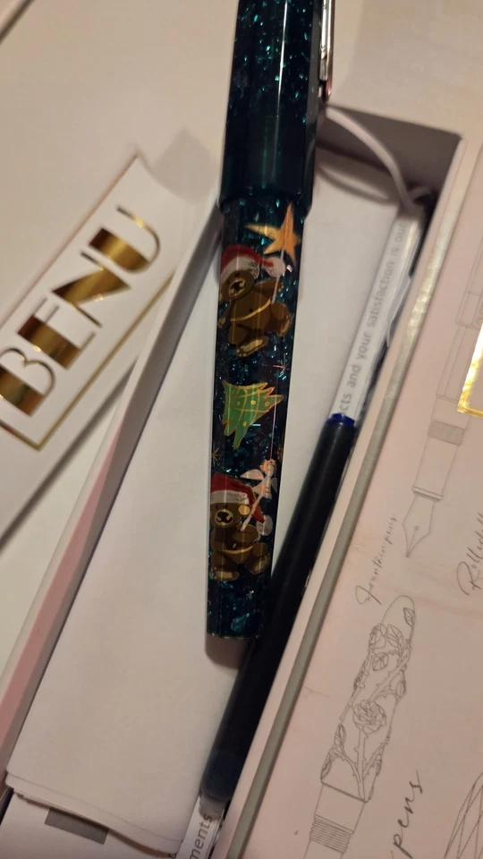 Nuevo en Paquete... Pluma Estilográfica Benuphoria... Bear-y Feliz Navidad 2023 (Edición Limitada) Foto 2 de 4