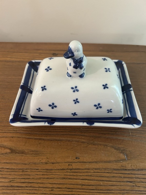 Vtg Hand Painted Ceramic Butter Dish W/ Duck Shaped Handle Blue & White