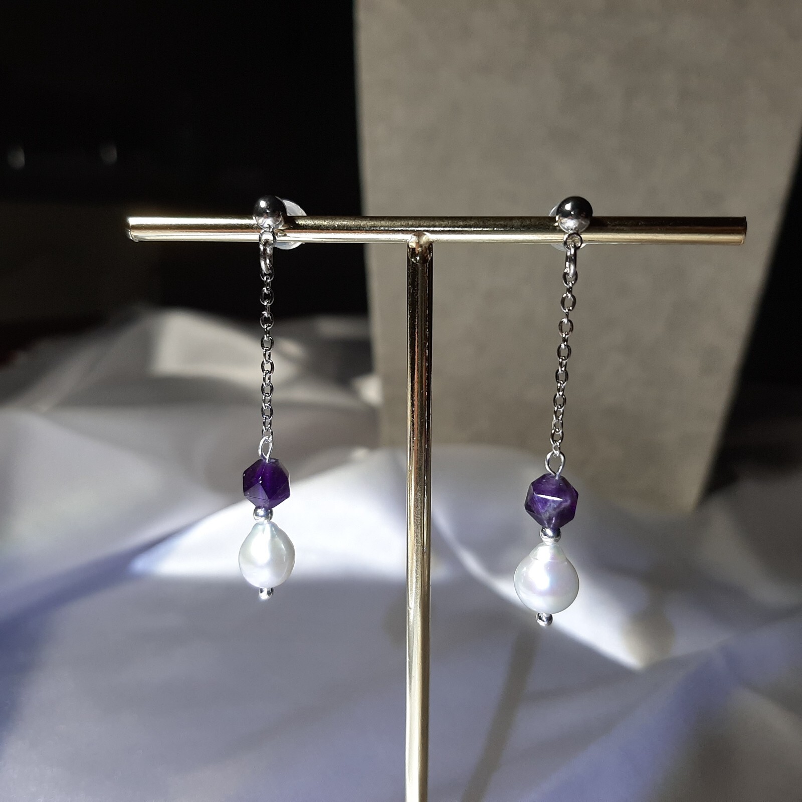 Boucles d'oreilles clous améthyste et perle de culture en argent plaqué or, modèle Iris 8mm