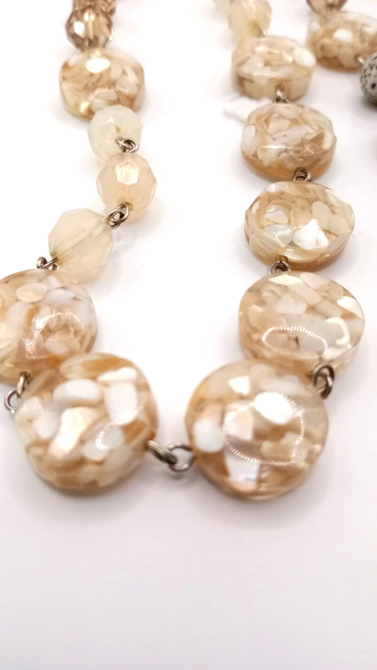 Collar de cristal con cuentas planas de resina con concha de madreperla tono plata 32 a 35 pulgadas Foto 2 de 4