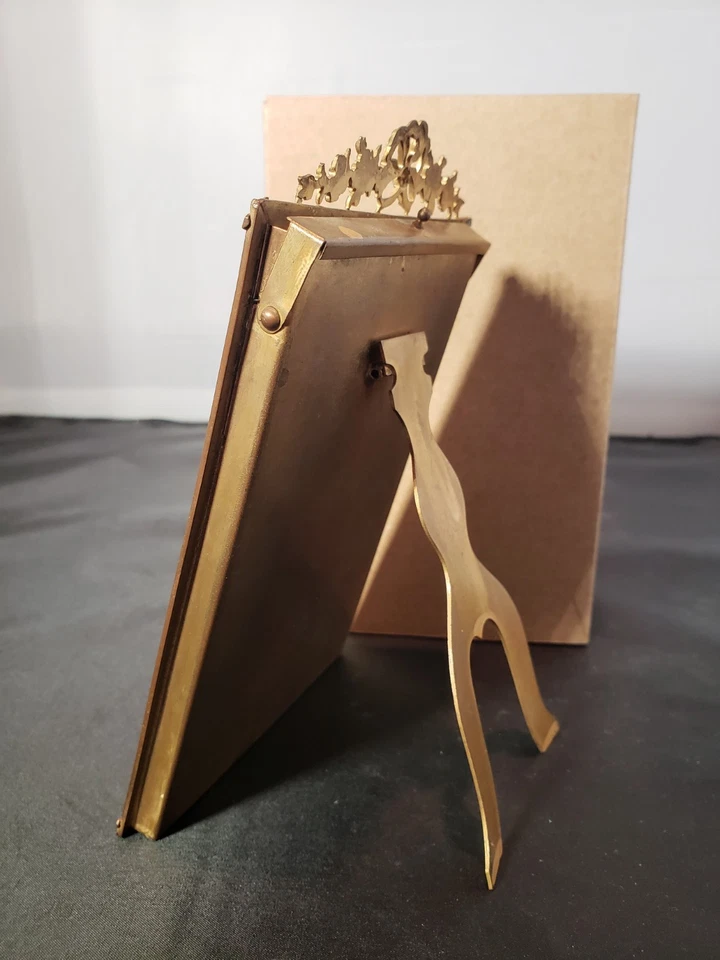 Marco de fotos de gabinete de latón dorado dorado victoriano Royal MFG Co cinta y flores Foto 2 de 4