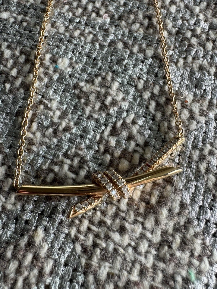 Juego de collar y pendientes con nudo de diamantes y oro de 18 quilates Tiffany & Co. Foto 3 de 4