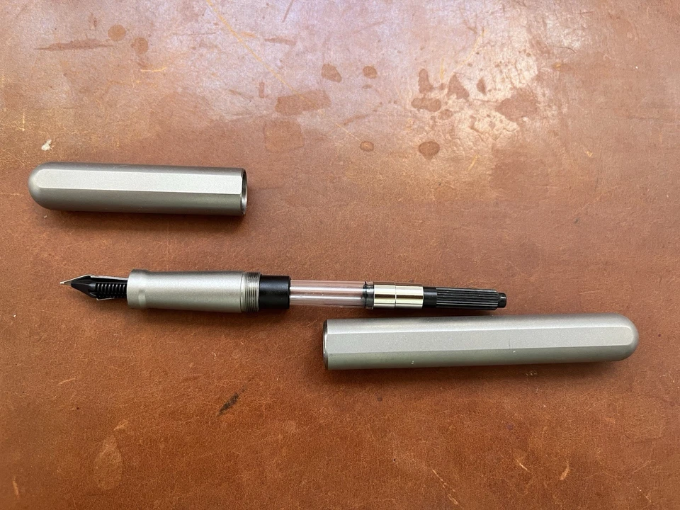 Caneta-tinteiro Stilform titânio prata fosca aço fina nova na caixa metal cinza nova sem etiquetas escrever - Imagem 3 de 3