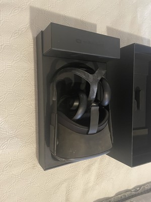Oculus Quest 1 headset in box with controller and manual. Used in good condition