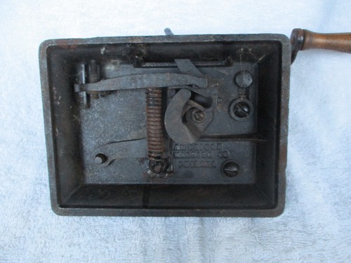ANTIQUE AMERICAN MACHINE CO. CAST IRON HAND FLUTER CRIMPER w/Wooden Handle - Picture 4 of 4