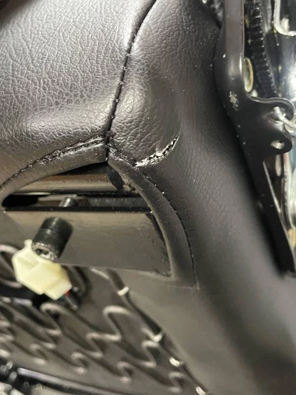 Asiento reclinable del lado del conductor de vinilo negro/gris con calefacción Corbeau Trailcat manchado Foto 3 de 4