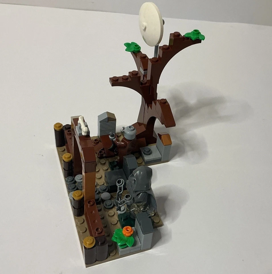 Lego Monster Fighter/Spooky MOC Display Lot ~ Cemetery, Mad Scientist, Zombie, + - Image 4 of 4