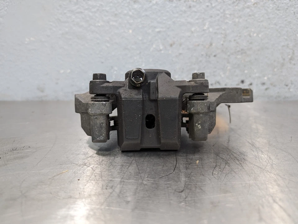 Pinza de freno trasera Yamaha V Star 950 2009 con soporte de montaje 3D8-2580W-10-00 Foto 3 de 4