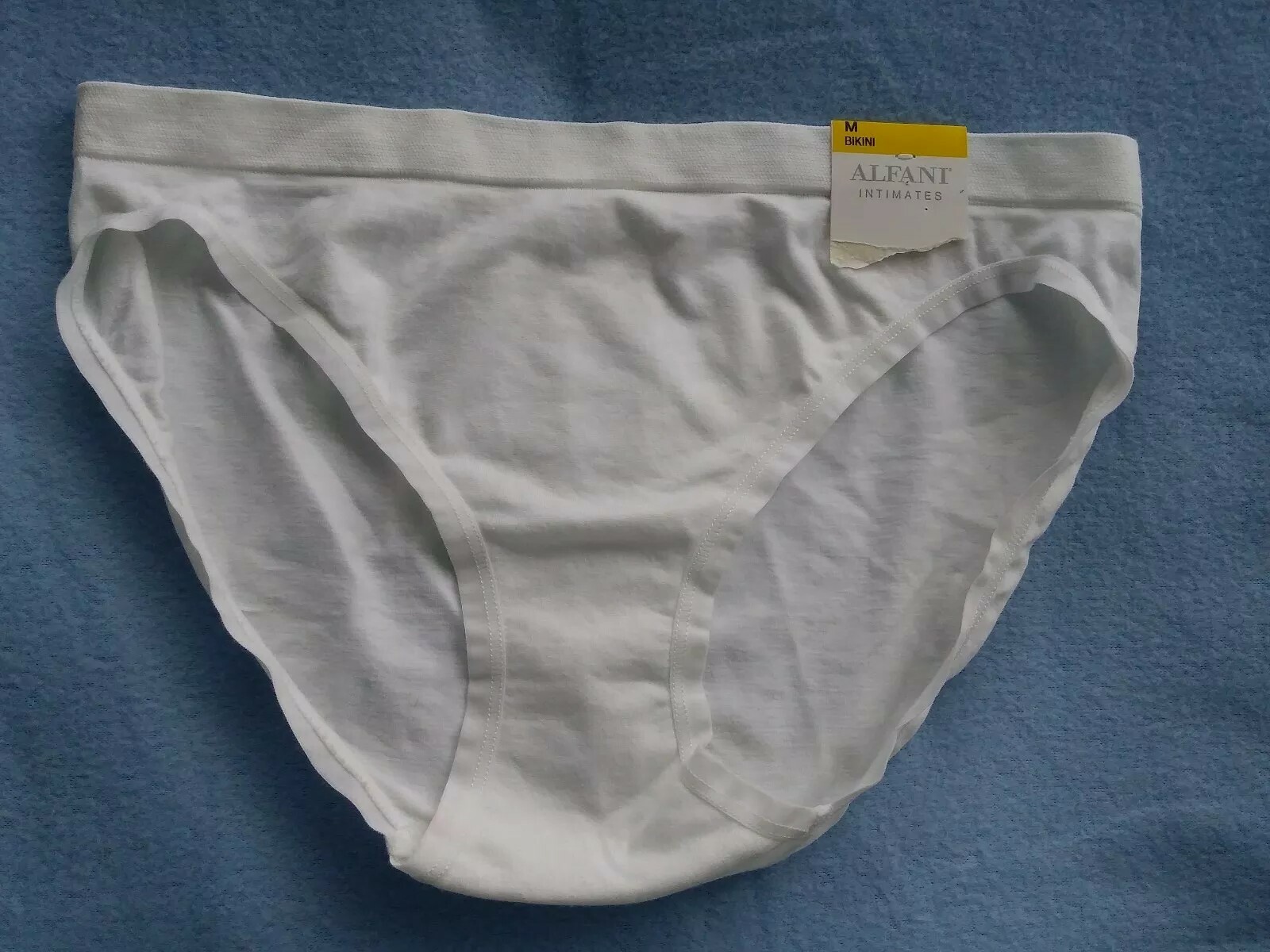 ALFANI SEAMLESS BIKINI PANTY OF WHITE SZ M. NWT.