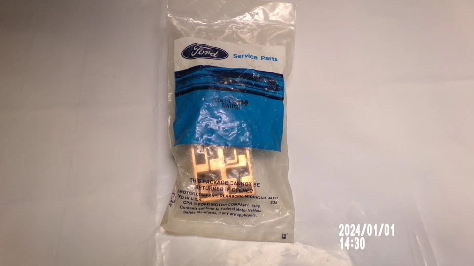 NOS 1976 - 1979 Thunderbird Cougar  NEW ! OEM Drivers Master Power Window Switch Foto 2 de 4