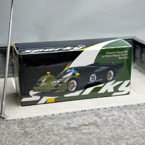 Spark 1:64 Porsche 962 auto display edizione limitata rivestimento mimetico modello in lega - Foto 2 di 8