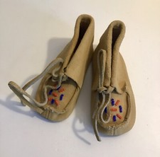 Vintage Minnetonka  Pa-Poo-Shu  Children  s Leather Beaded Moccasins Size 2