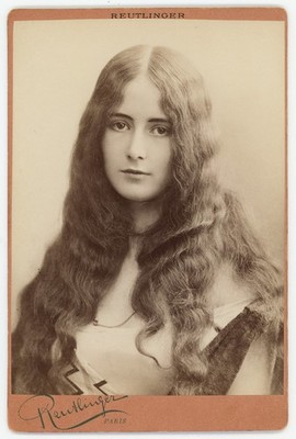 Cleo de Mérode, dancer, courtesan and French beauty icon, photo cabinet