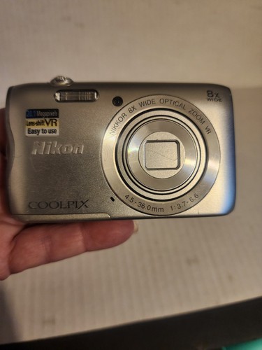 Nikon COOLPIX A300 20.1MP Compact Digital Camera-SILVER UNTESTED