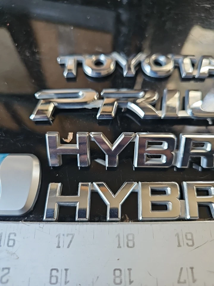 Toyota Prius 2004-2009 tapa puerta trasera emblema logotipo insignia signo símbolo fabricante de equipos originales 2009 Foto 3 de 4