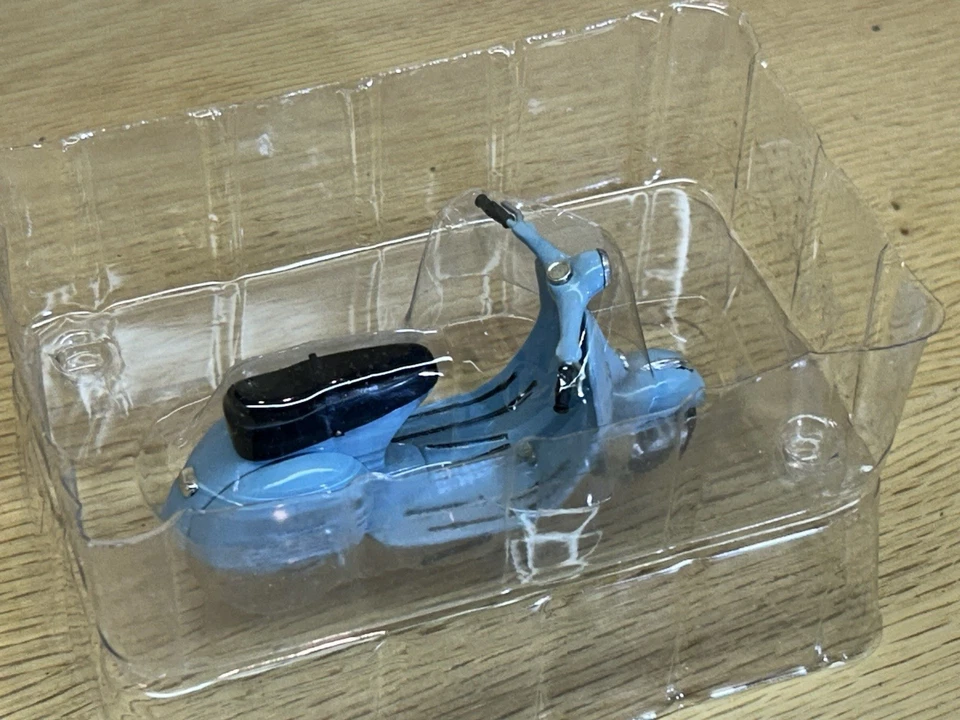 1997 Xonex Die Cast Limited Edition Blue Vespa Scooter Moped 6th in the Series - Image 2 of 4