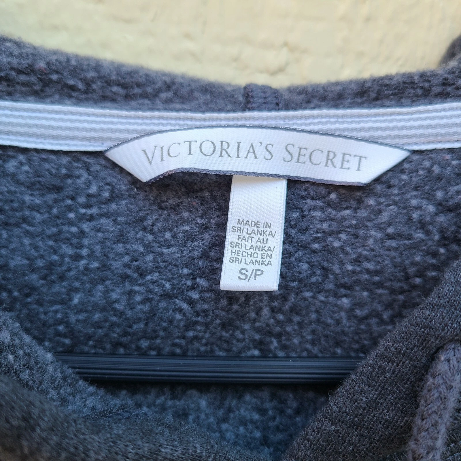 UNDERCOVER Felpa con cappuccio Victoria Secret VS con cordini tagliata grigio scuro pullover taglia S