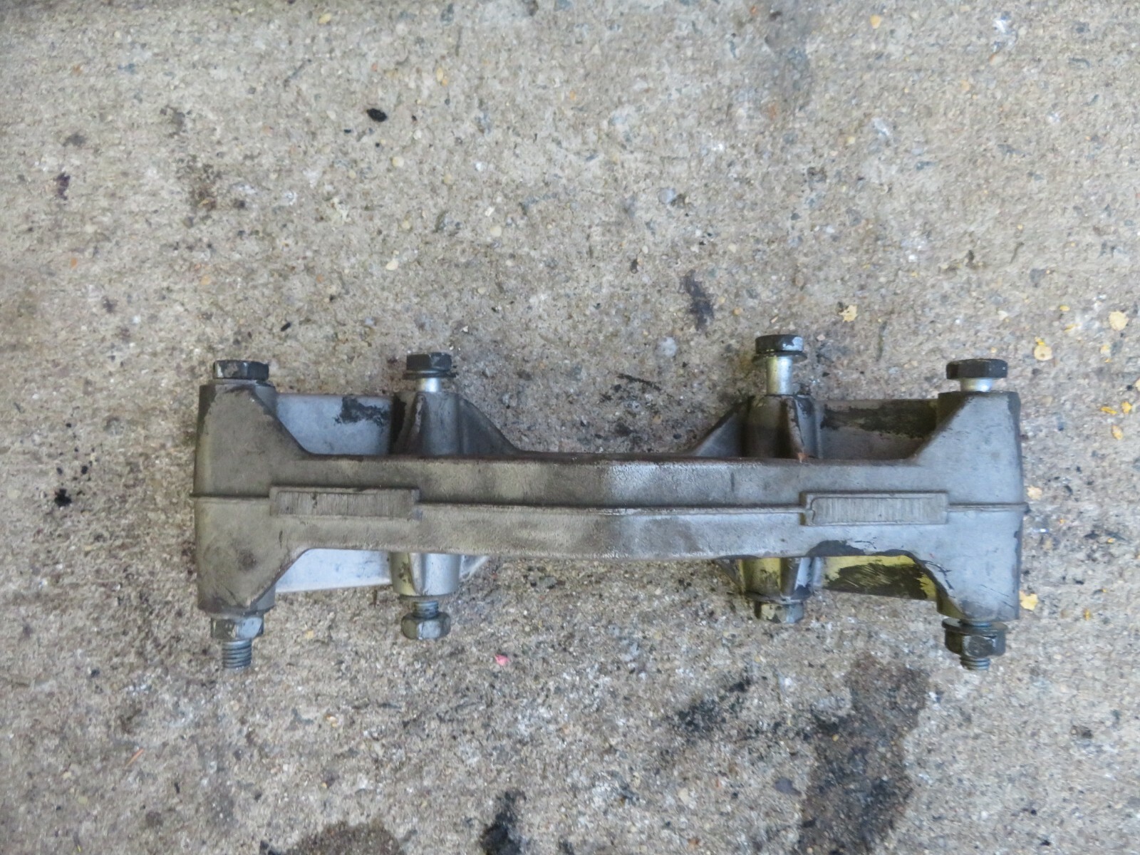 1999-2004 BENTLEY ARNAGE SEDAN RWD REAR DRIVER SHAFT MOUNT BRACKET SUPPORT OEM