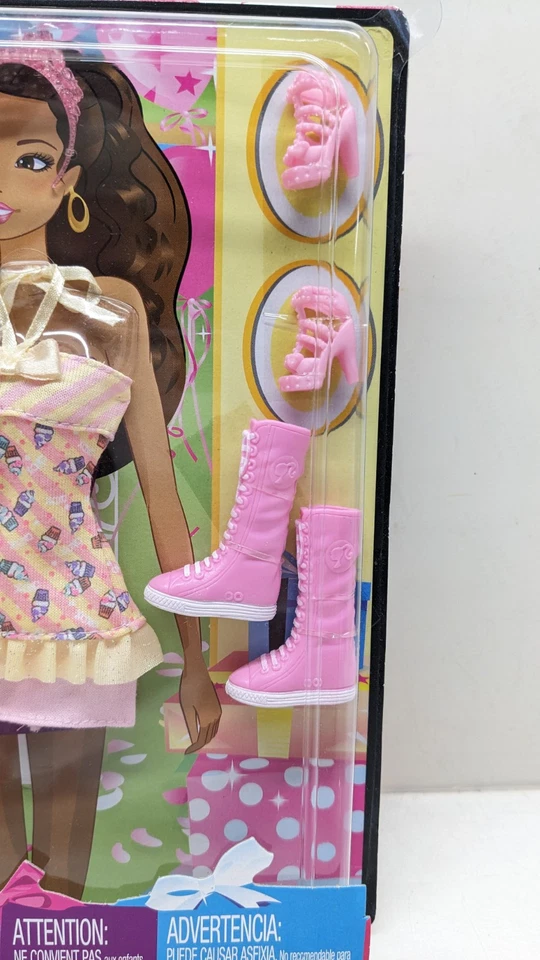 NUEVO Barbie Moda Ropa y Accesorios R4253 Mattel 2009 Foto 2 de 4