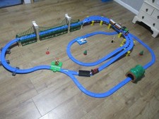 tomy trackmaster thomas the tank engine train set and trains 2 levels