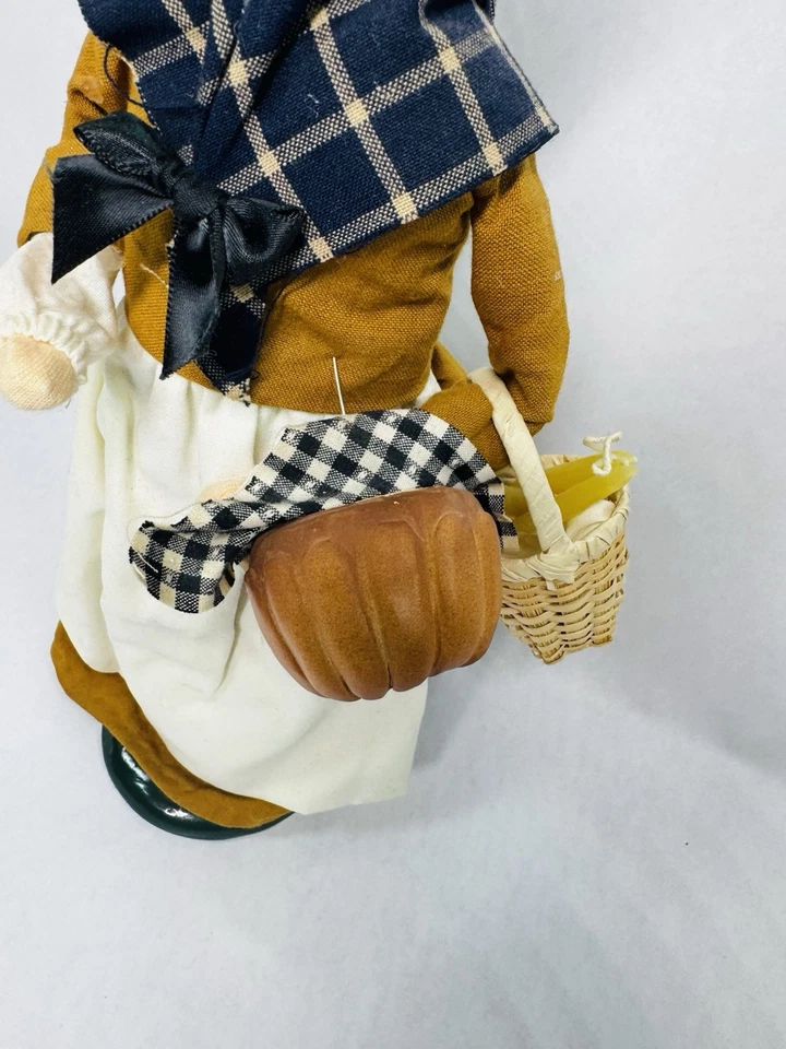 Byers Choice 2004 Colonial Williamsburg Mujer Base Shopper Llaves Velas Foto 2 de 4