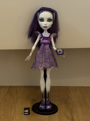 Monster High Spectra Vondergeist Dead Tired Puppe mit Zubehör & Ständer