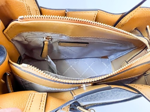 BORSA A TRACOLLA MICHAEL KORS EMILIA PICCOLA BORSA IN PELLE PVC MK MARRONE GIALLA - Foto 9 di 12