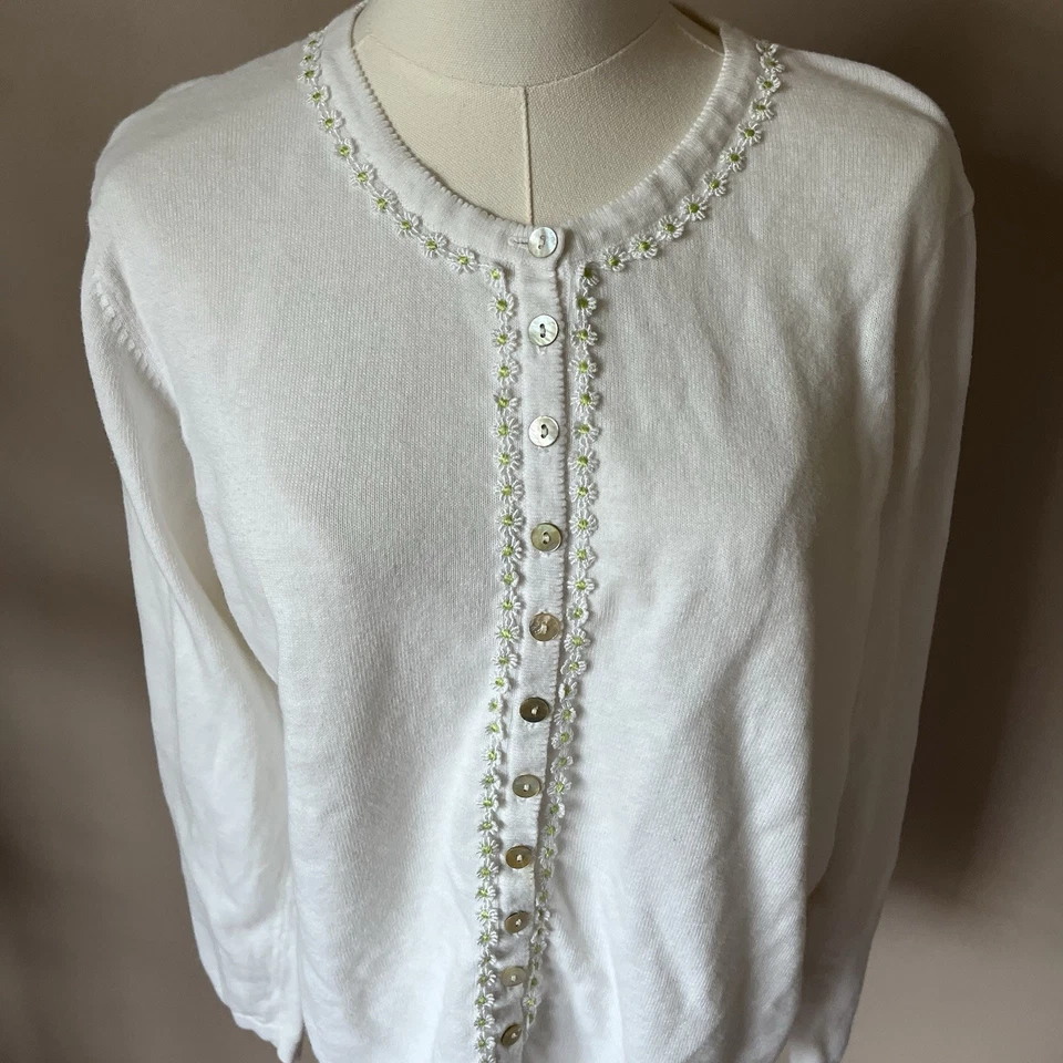 Cárdigan de Colección Para Mujer Abuela Core Margarita Talla Mediana Floral Con Botones Foto 2 de 4