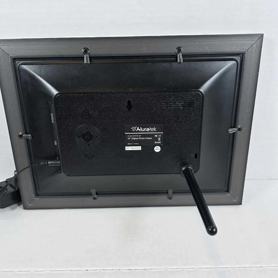 Aluratek ADPFD10F 10-inch Distressed Wood Digital Photo Frame - Image 2 of 4