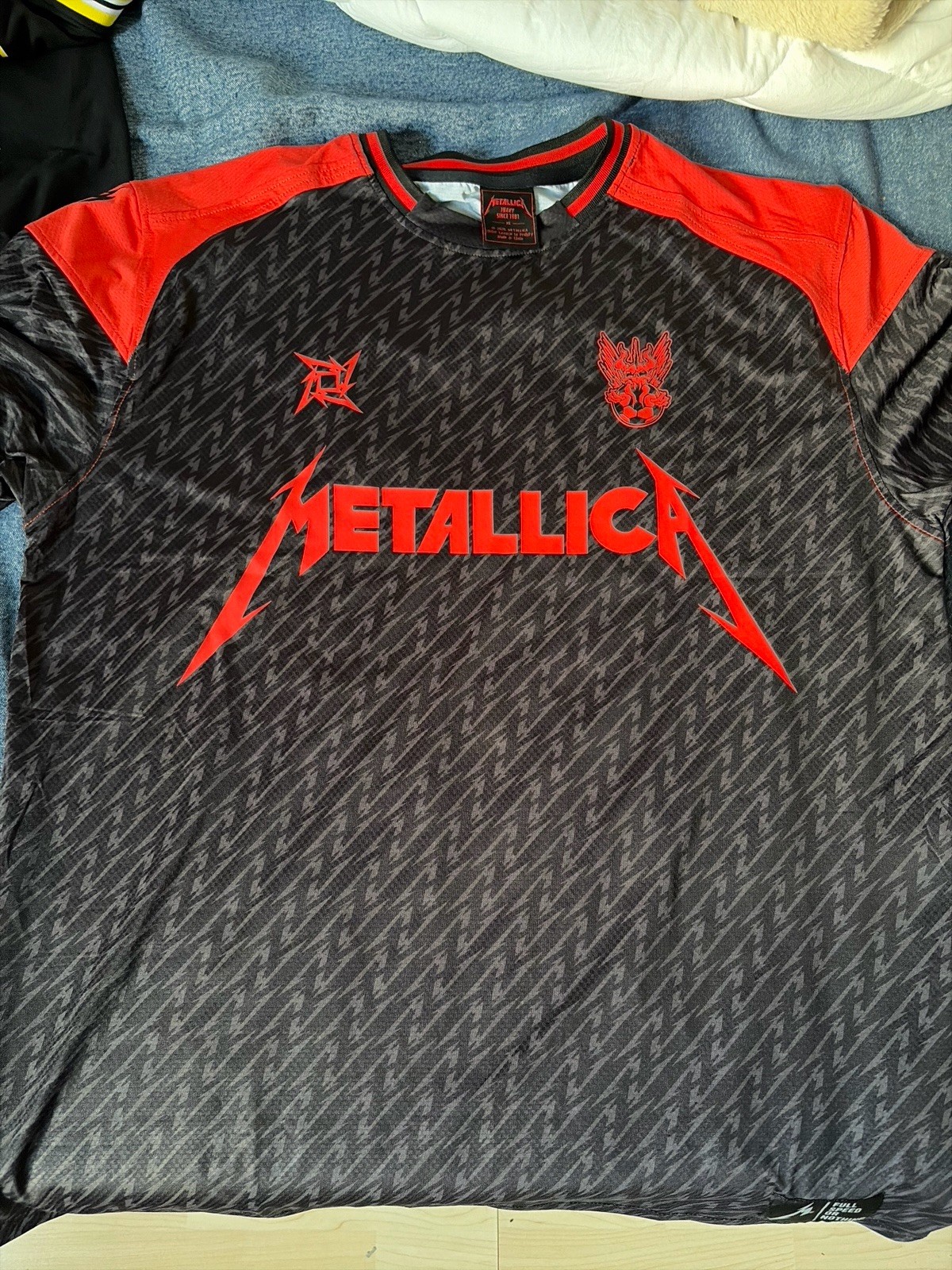 Metallica Jersey XL Kurzarm schwarz/rot/grau „Heavy Since 1981“ Rücken 81 Patch