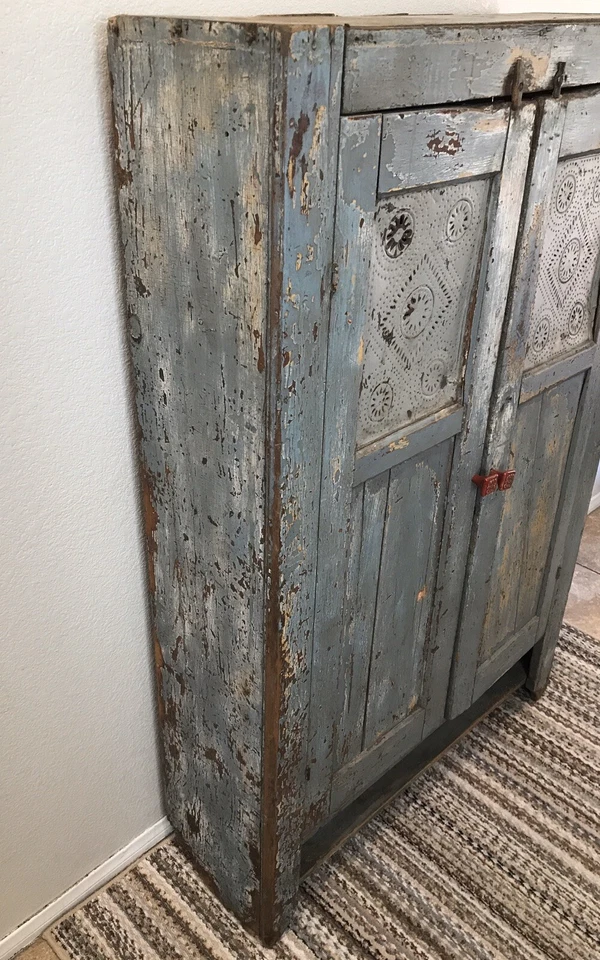 Antiguo gabinete de caja fuerte para pastel de madera con panel de hojalata perforado de 1800 Robin Egg Blue Farmhouse Foto 2 de 4