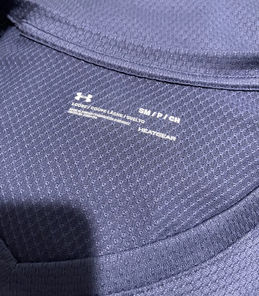 Camiseta para mujer Under Armour Heat Gear calce suelto texturizada cuello en V talla S usada en excelente estado Foto 4 de 4