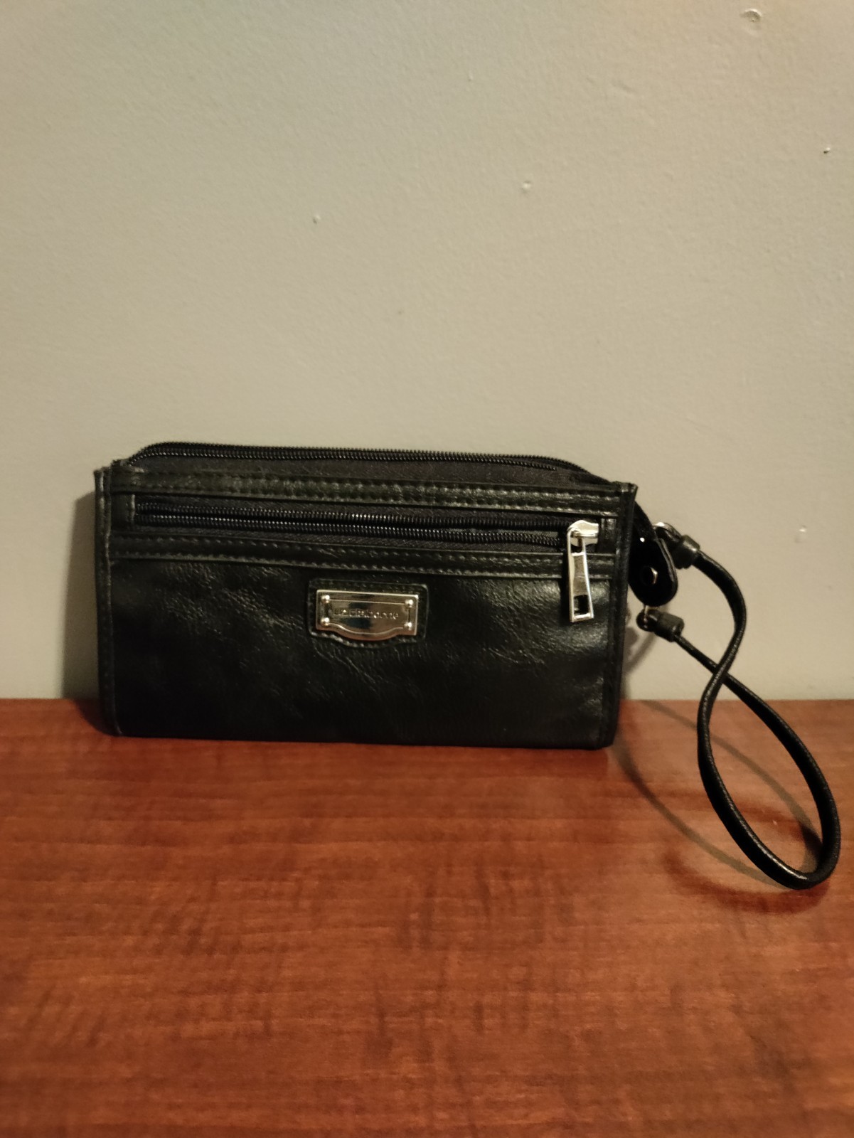 Liz Claiborne Women Wallet in Black Wristlet Clutch