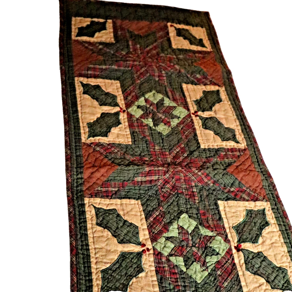 Corredor de mesa Primitivo Navidad Acebo acolchado por Choices Hand Stitch Creation 52x17 Foto 2 de 4