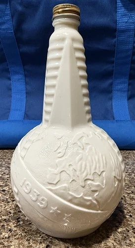 Vintage 1939 New York World’s Fair Uranium Globe Milk Glass Bottle / Decanter