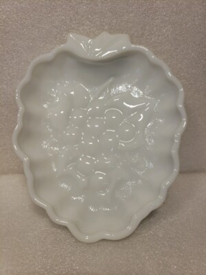 Vtg~Hazel Atlas~White Milk Glass~7''L~Trinket Dish/Spoon Rest~Grapes Design(DR31)