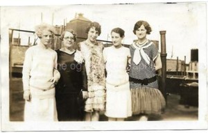 WOMEN FROM THEN Found PHOTO Black And White Original Snapshot VINTAGE 912 5 I
