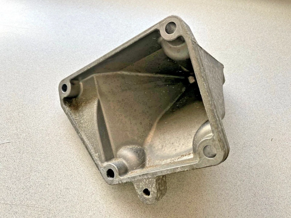 2004-2010 MERCEDES-BENZ SLK280 R171 ~ RIGHT ENGINE BRACKET ~ A2722231604 - Image 2 of 3