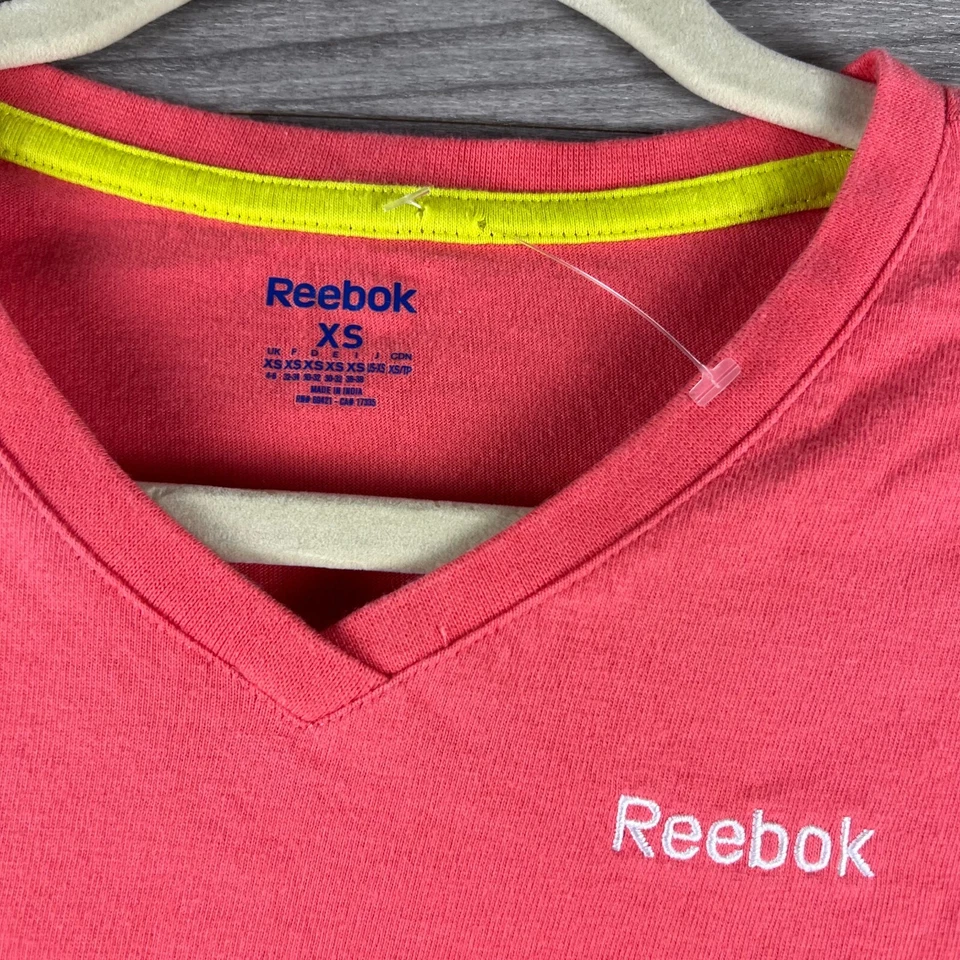 Camiseta Reebok Feminina XS Rosa Manga Curta Decote V Pulôver Logotipo Algodão - Imagem 4 de 4