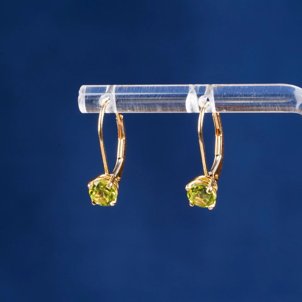 Pendientes de peridoto natural de oro amarillo de 14k de 1 ctw con cierre de palanca Foto 3 de 4