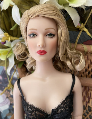 Tonner -Gowns by Ann Harper - Carol Barrie Basic - 16'' fashion dolll - wigged