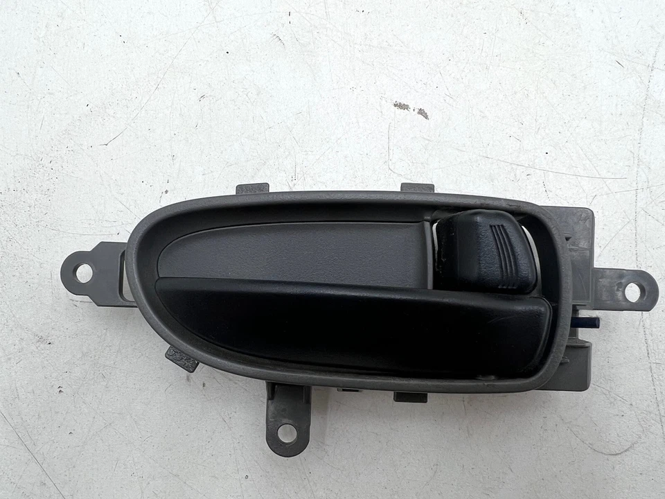 Manija interior delantera derecha Nissan NV 1500-3500 2012-2020 OEM. Foto 2 de 4