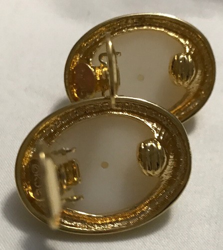 Vintage KJL Kenneth Jay Lane Faux Pearl Goldtone Oval Clip On Earrings - Picture 10 of 11